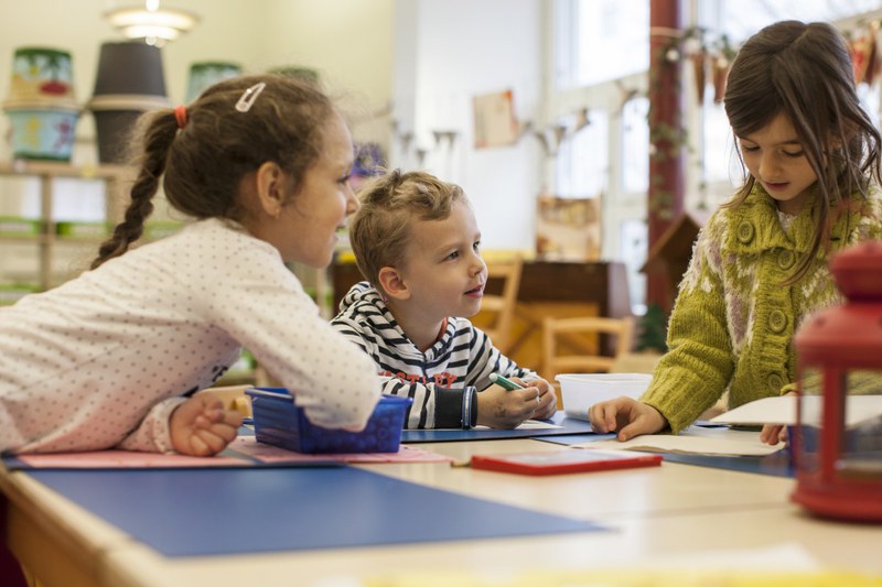 Drei Kinder beim Spielen
