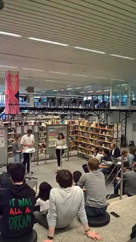 Schülerinnen und Schüler der Wirtschaftsmittelschule debattieren über Sozialversicherungen