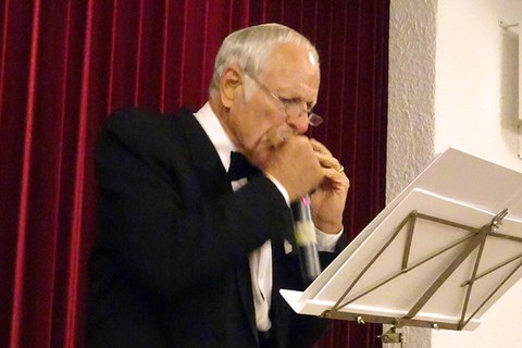 Christian Betschart mit seiner Mundharmonika
