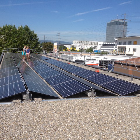 Schülerinnen auf dem Dach