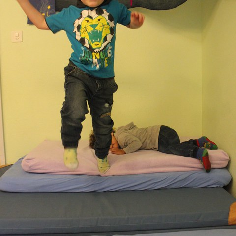 Springen auf den Matten.JPG