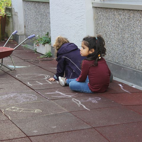 Mit Kreiden malen.JPG