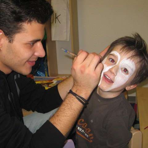 Wolfsgesicht wird geschminkt.JPG