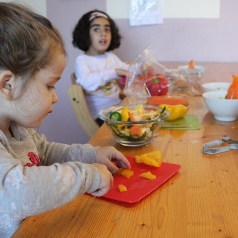 beim Kochen helfen.JPG