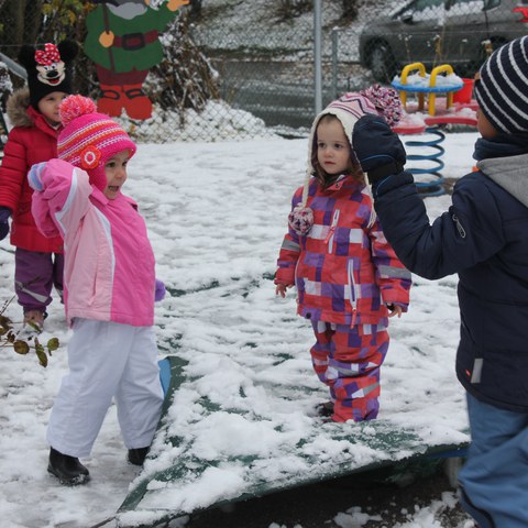 Schneebälle werfen.JPG