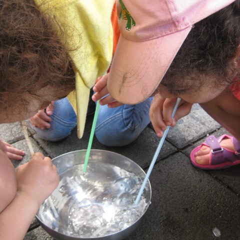 Mit dem Trinkhalm.JPG