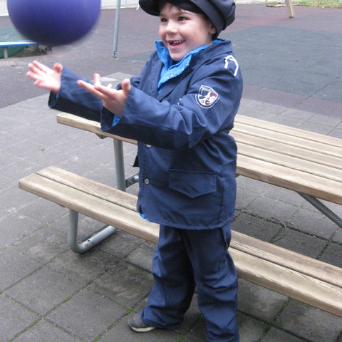 Polizist am Spielen.JPG