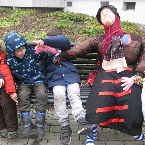 Spaziergang zu den Fasnachtspuppen.JPG