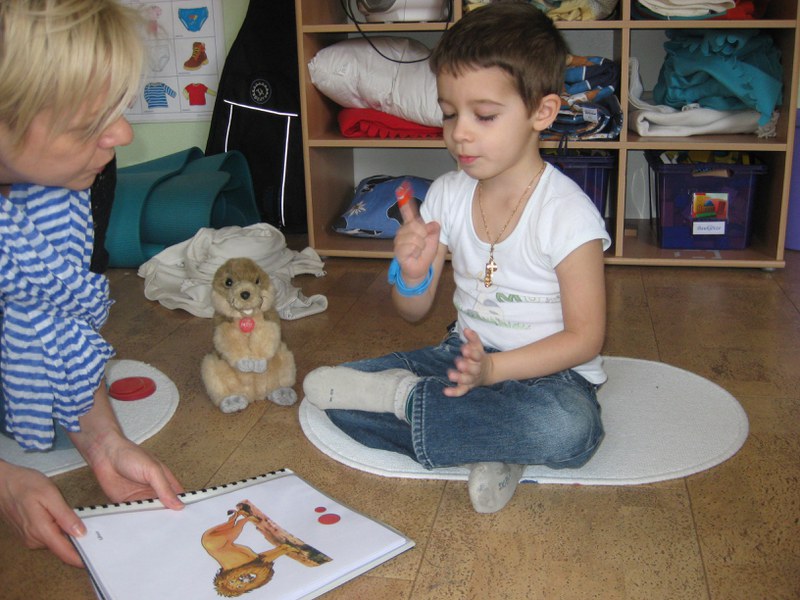 Kind bei der Sprachförderung