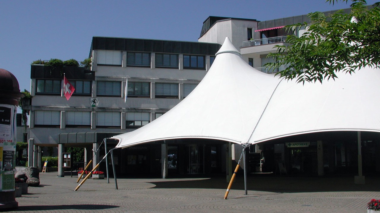 Aussenansicht des Rathauses mit Zelt auf dem Dorfplatz