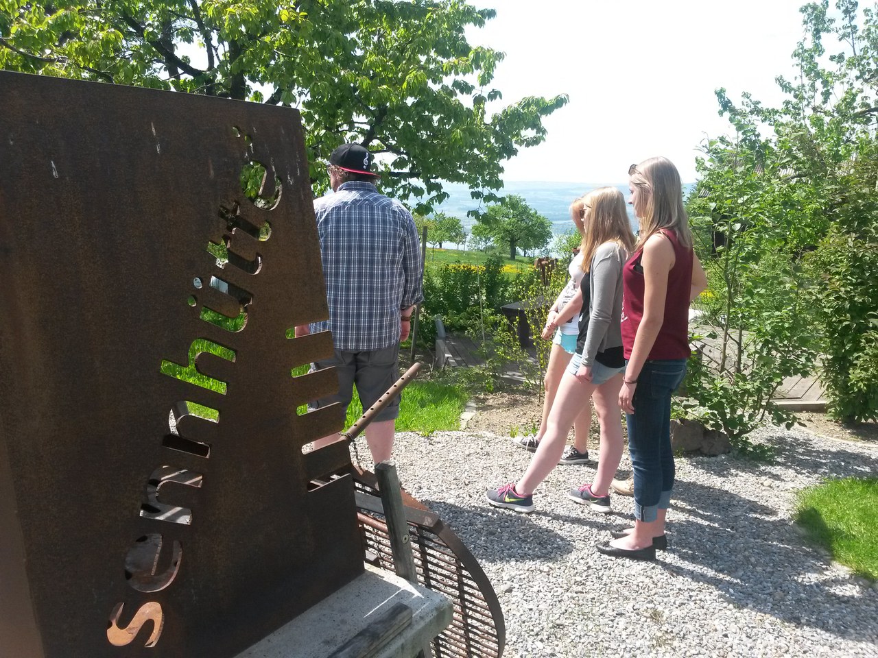 Klienten der Sennhütte, einer Fachinstitution für Suchttherapie stellen sich den Fragen der Schülerinnen und Schüler