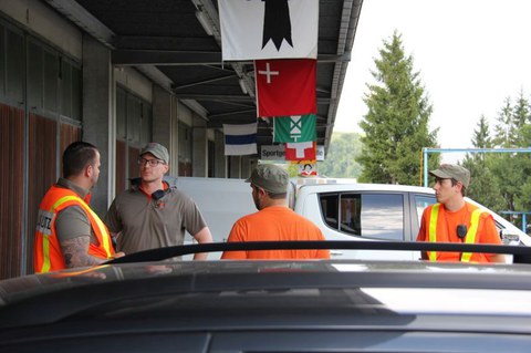 3 Detachement-Chefs und Kompanie-Kommandanten vor Ort