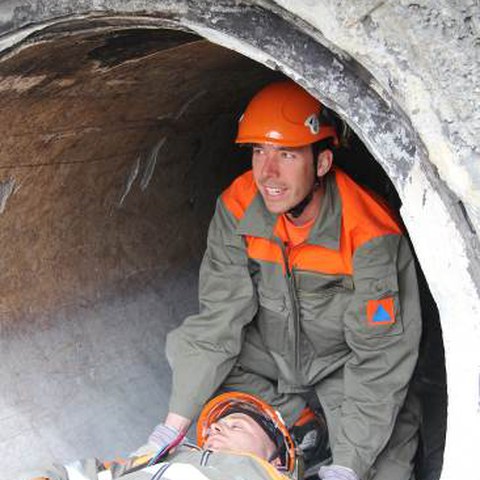 Nothilfe - Einsatz des Rettungsbretts (2)