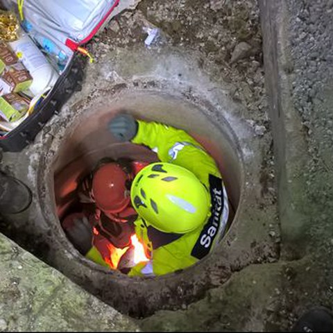 Übung - Rettung einer Person aus engem Stollen