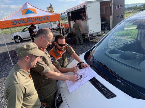 Bild 1: Besprechung auf dem Gelände