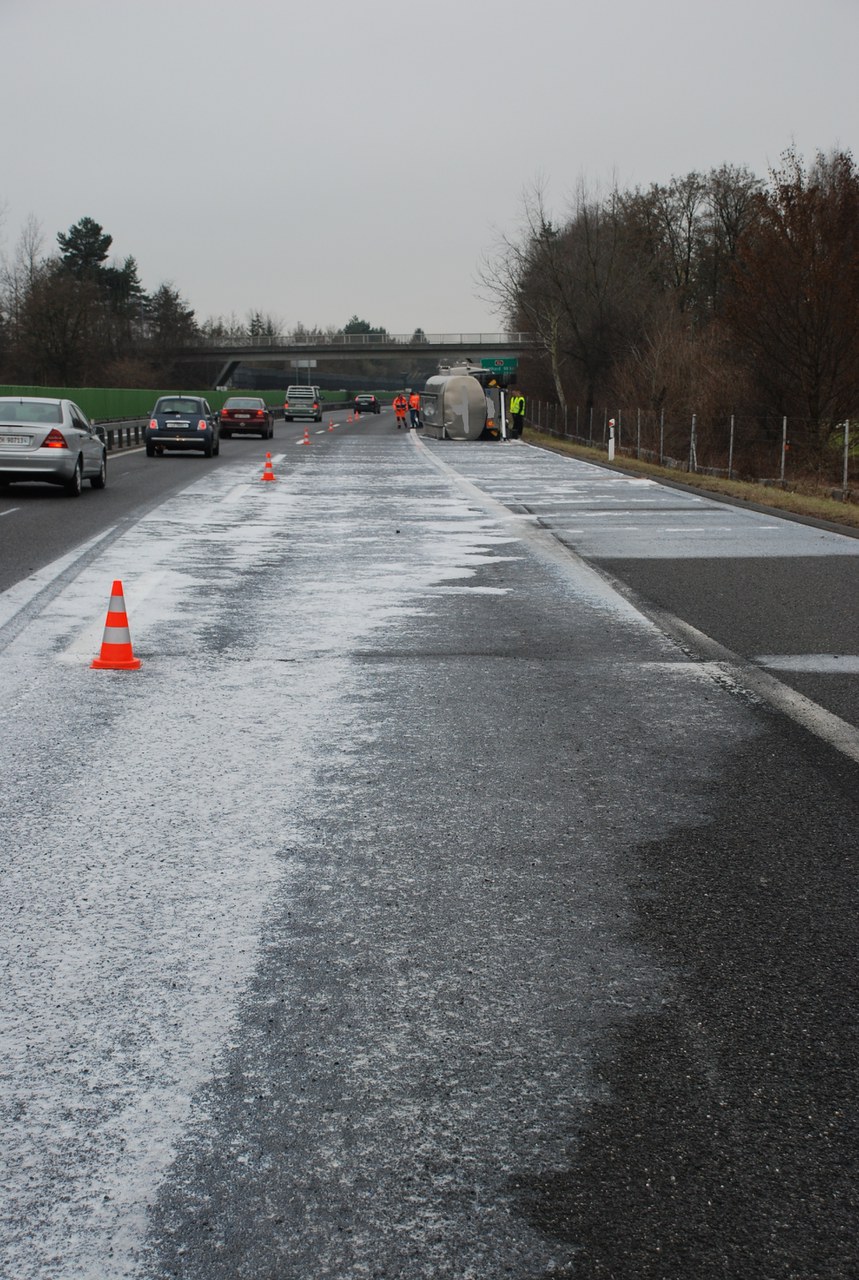 Milchanhänger überschlagen