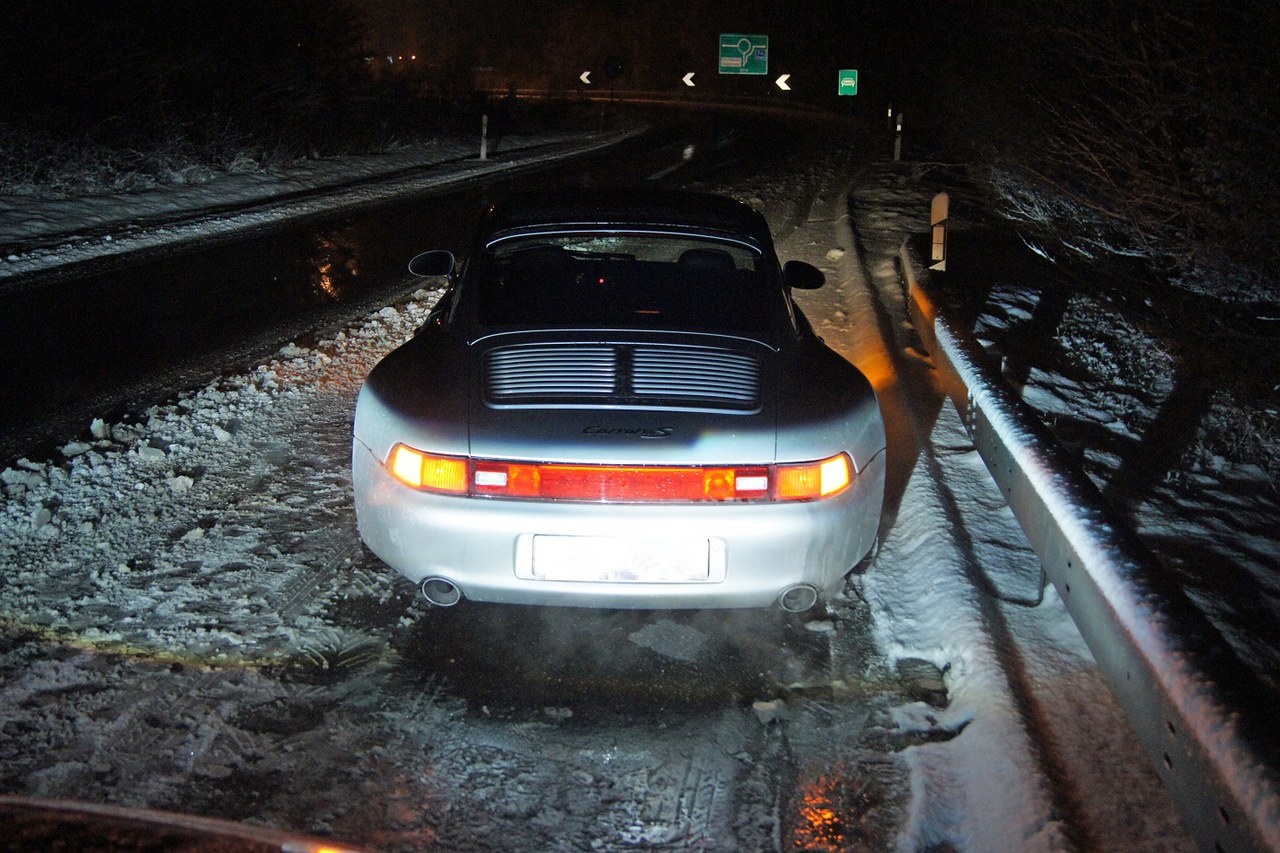 Sportwagen mit Sommerreifen unterwegs