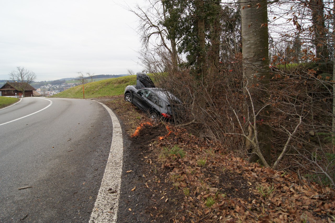 Auto liegt in Graben