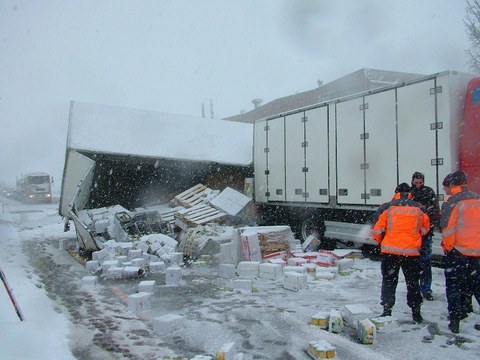 031 / Baar: Chaos auf den Strassen wegen eines umgekippten Anhängers