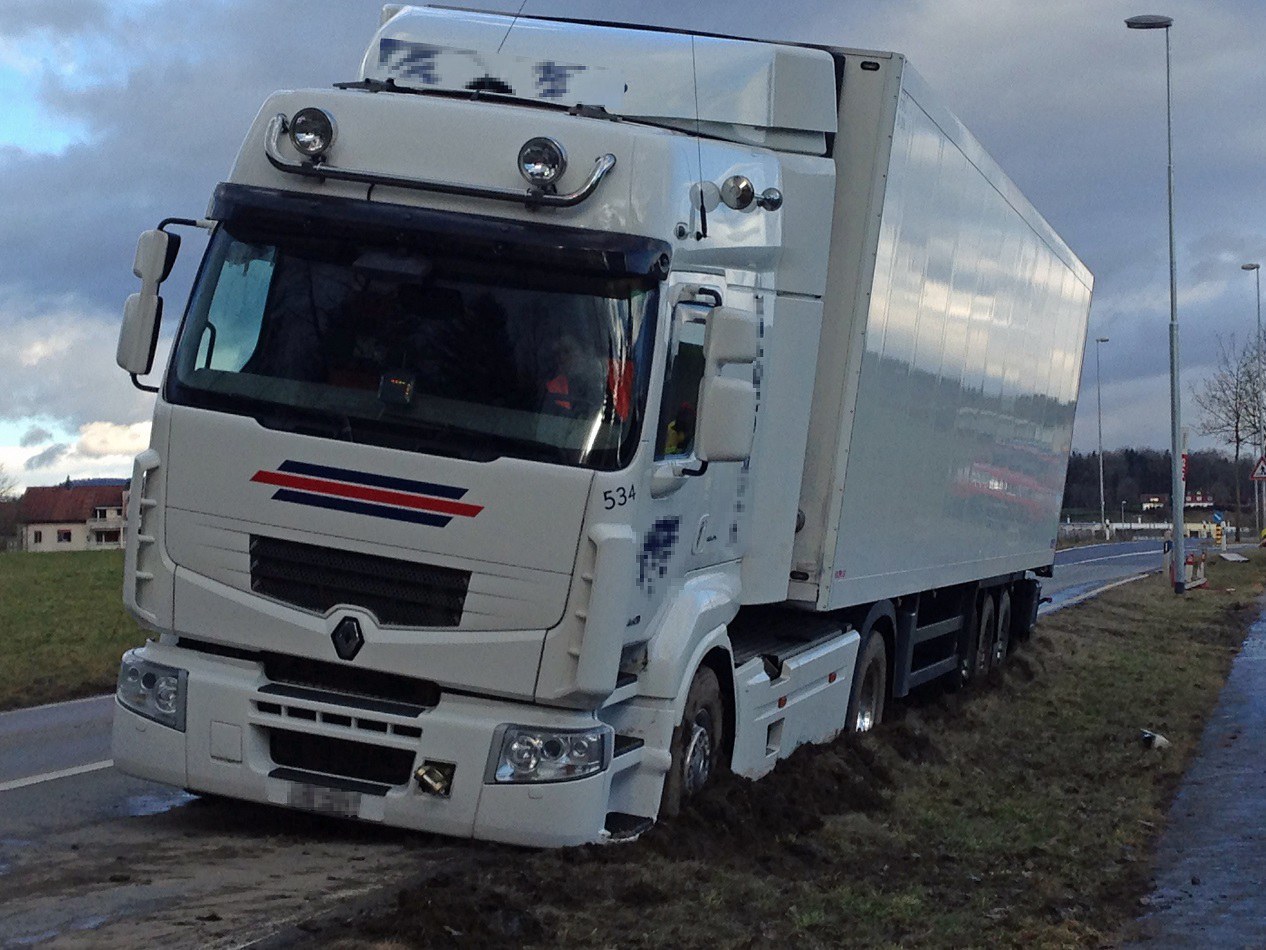 Bei Überholmanöver von Strasse abgekommen