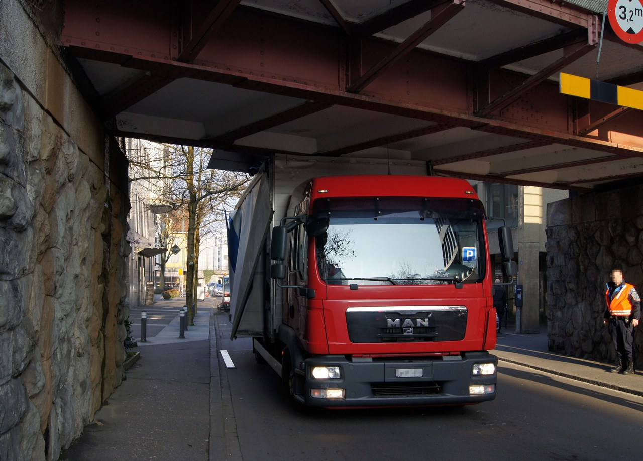 Eingeklemmter Lastwagen