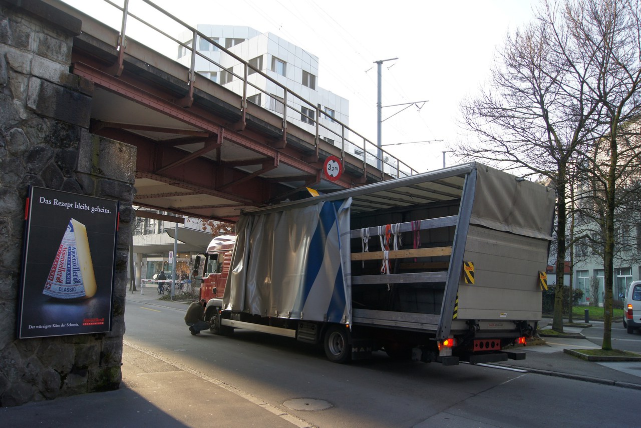 Eingeklemmter Lastwagen