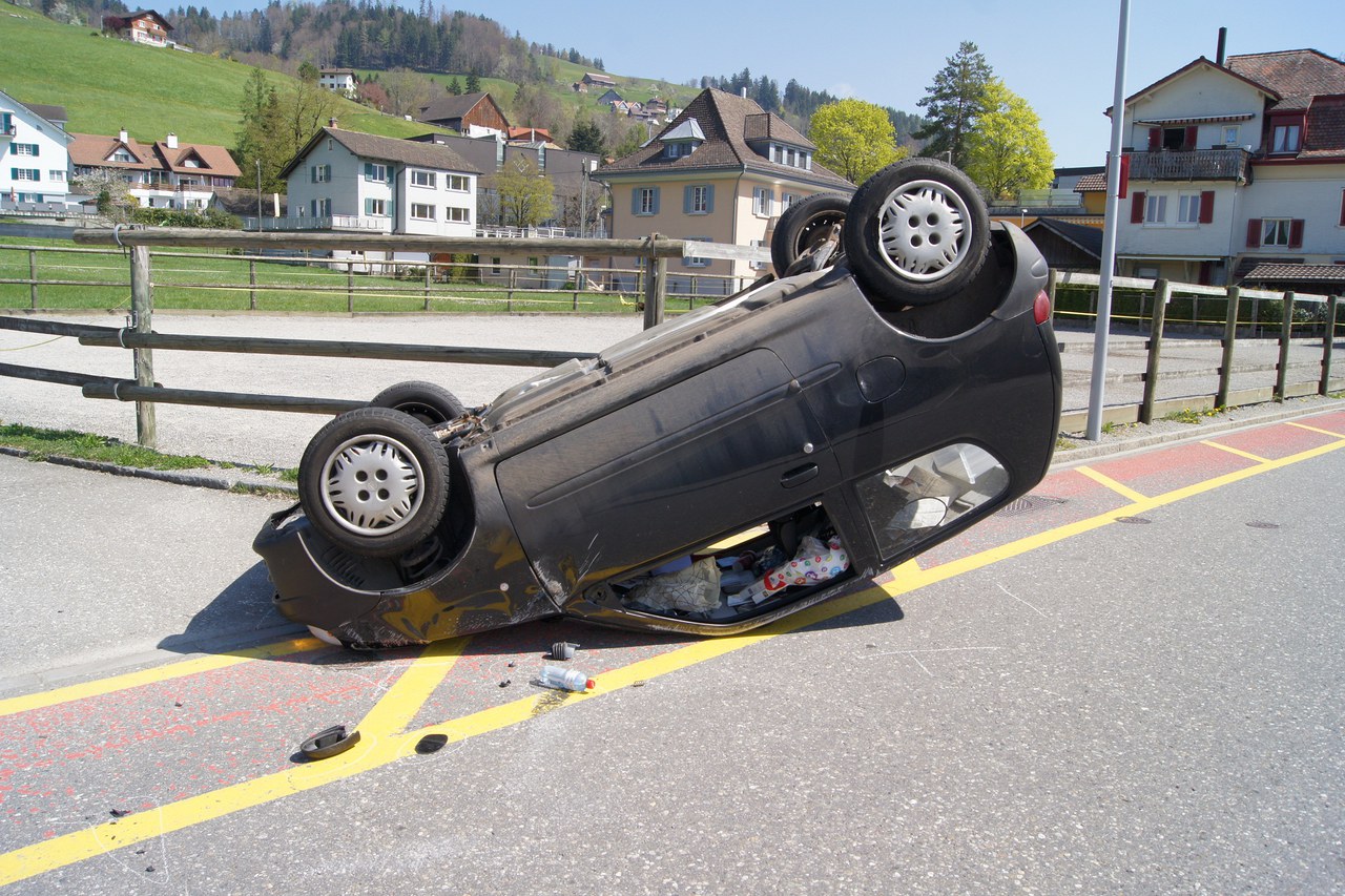 Auto auf Dach liegend
