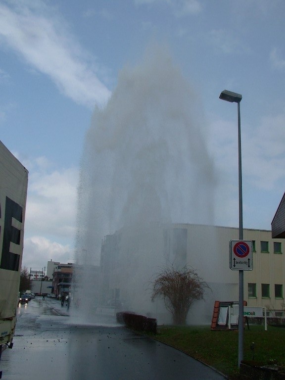 Wasserfontäne nach Kollision eines Lastwagens mit einem Hydranten