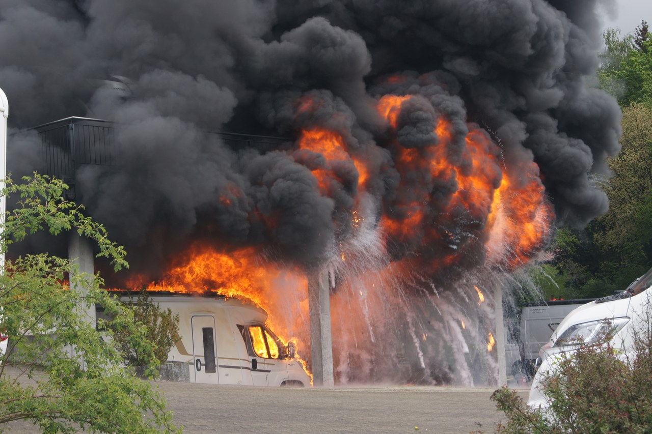 Mehrere Wohnmobile von Flammen zerstört