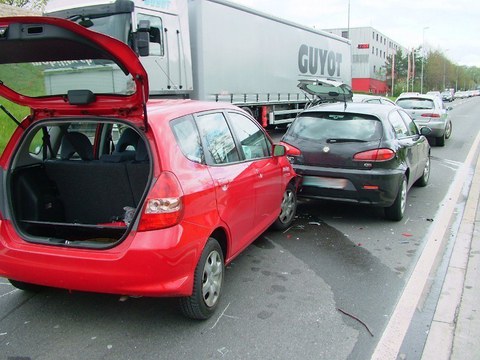097 / Baar: Fünf beschädigte Autos nach Auffahrunfall