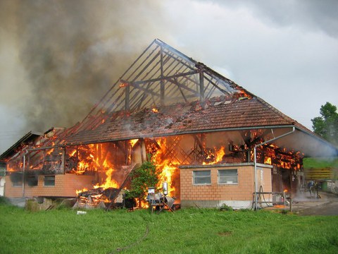 120 / Baar: Blitzeinschlag - Scheune innert Minuten zerstört