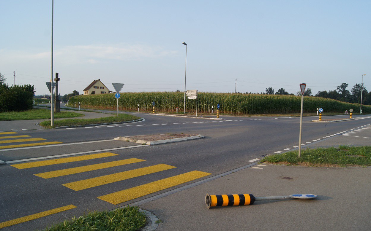 Schleuderunfall bei der Kreuzung Maschwander-/Sinserstrasse