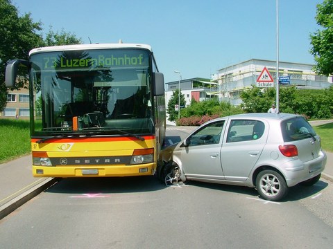 Bild Kollision Auto-Postauto