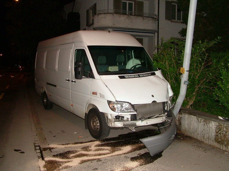 Ein Lieferwagen prallt in einen Kandelaber