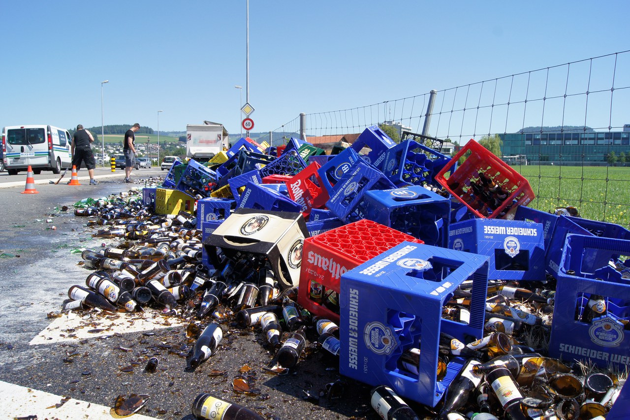 Zerborstene Getränkeflaschen