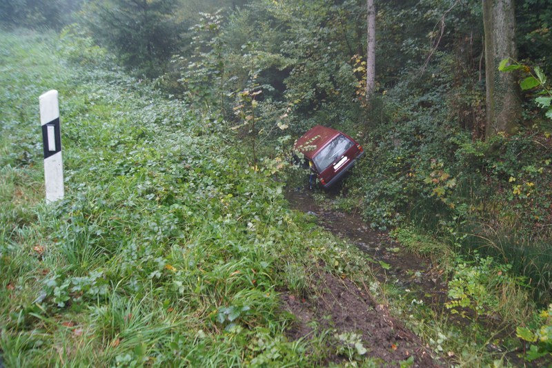 Auto landet im Bach