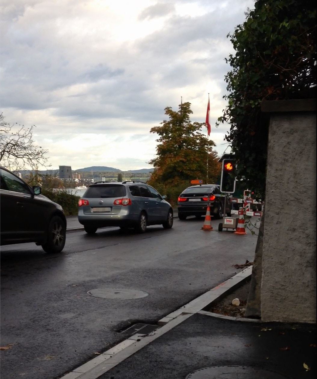 Vier Autos fahren gleichzeitig bei Rot in den Baustellenbereich