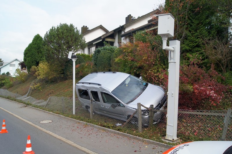 Auto touchierte die Radaranlage