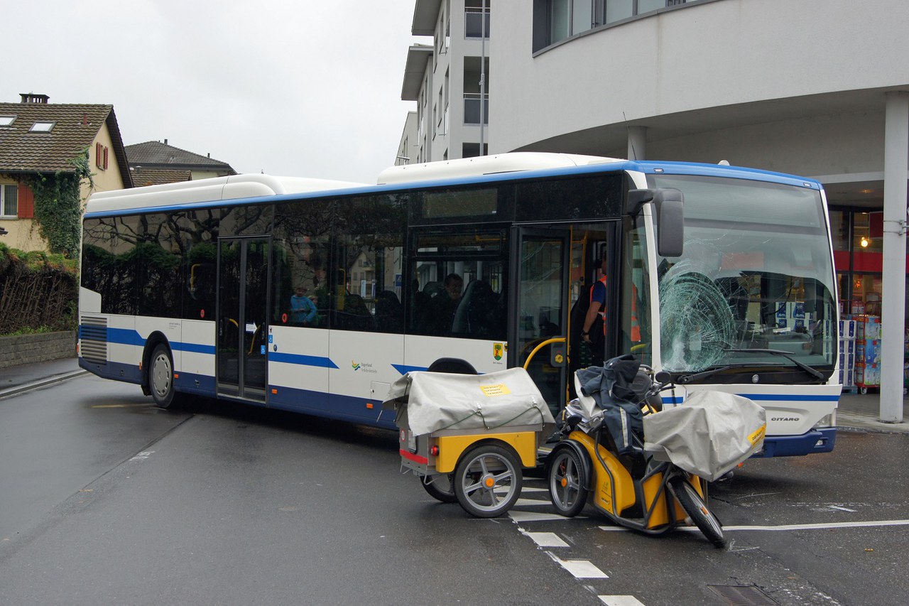 Kollision zwischen Linienbus und Pöstler in Rotkreuz