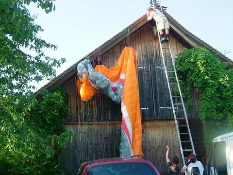 179 / Zug: Bruchlandung eines Gleitschirmpiloten