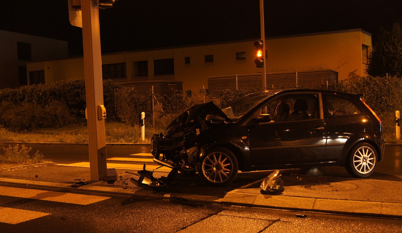 Auto prallt in Kandelaber