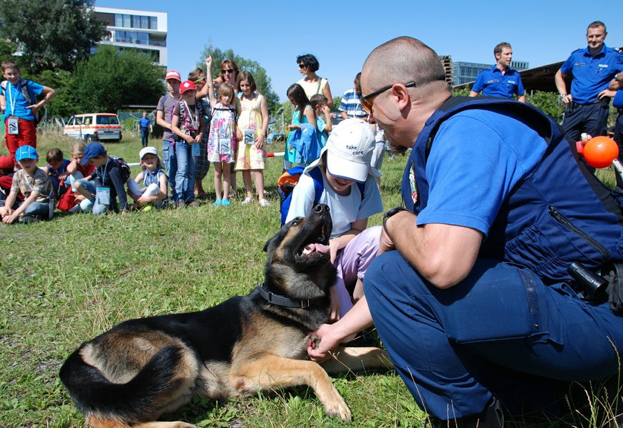 Polizeihund Veit im Fokus der Kinderaugen