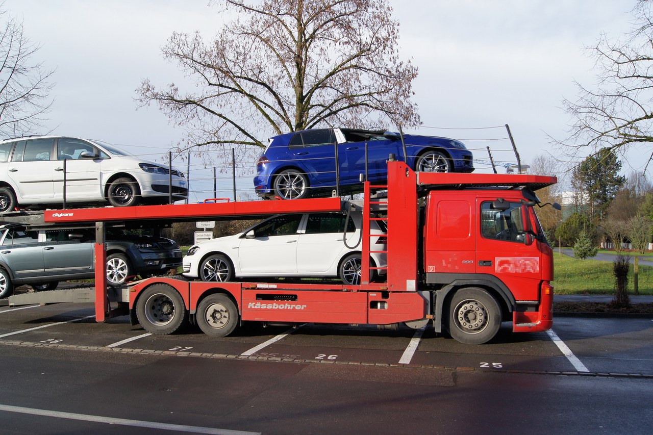 Hoher Sachschaden an zwei Neuwagen