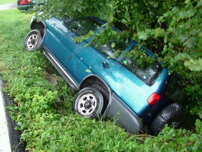 Unfallfahrzeug in Böschung