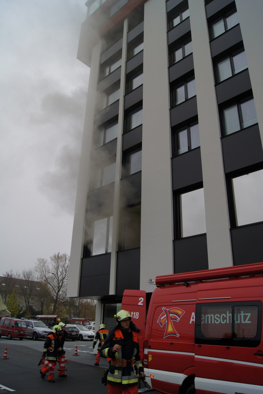 Rauch dringt aus dem Trainingscenter