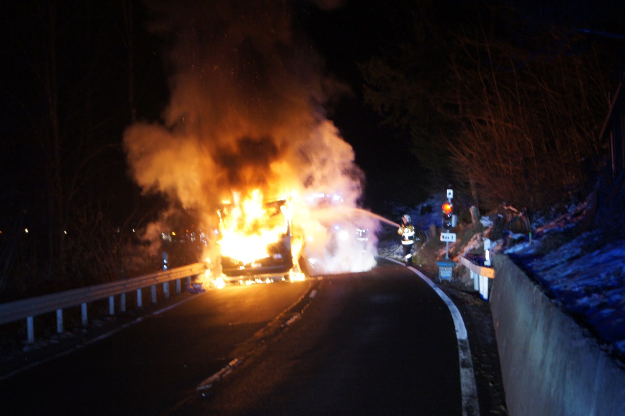 Wohnmobil in Vollbrand auf der Sihlbruggstrasse