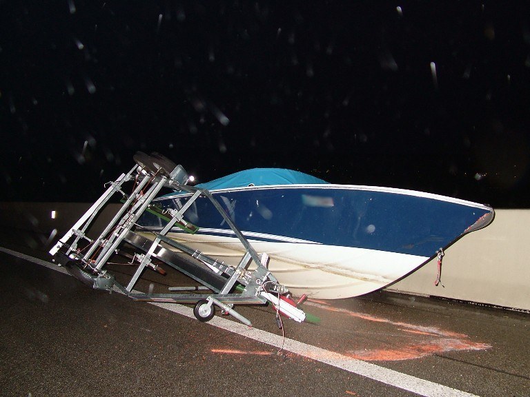 Überschlagener Bootsanhänger