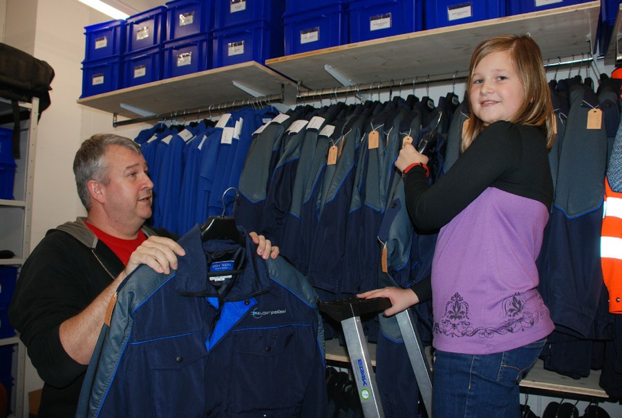 Die 11-jährige Tanja hilft ihrem Vater in der Materialausgabe