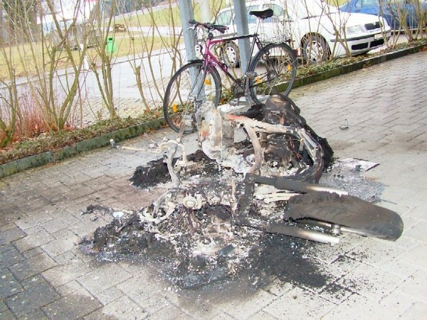 ausgebranntes Motorrad, nur noch Rahmen vorhanden