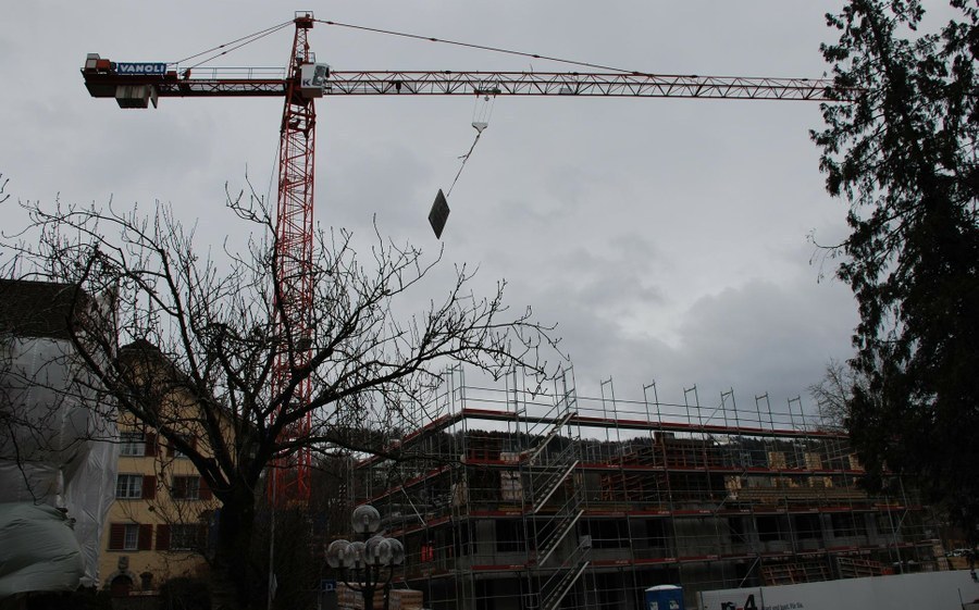 Am Kranseil baumelndes Schalungselement